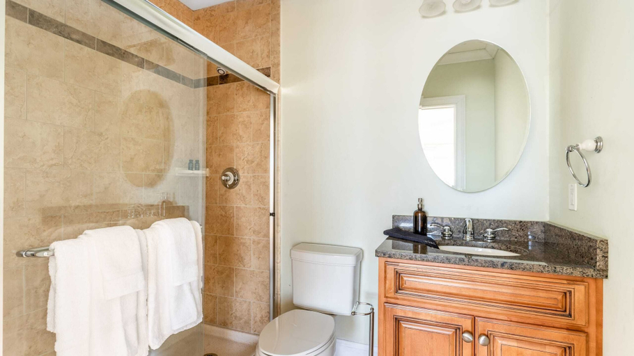 Bathroom 3, Sea Shell by Avantstay Breezy Beachside Getaway w/ Rooftop Deck & 6 BRs, Charleston