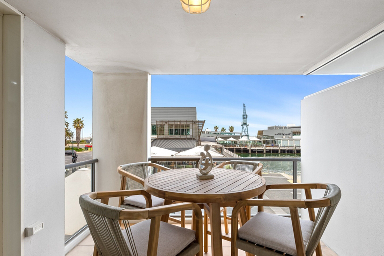 Outdoor dining, Scenic Beachside 3-bedroom With Water Views, Melbourne