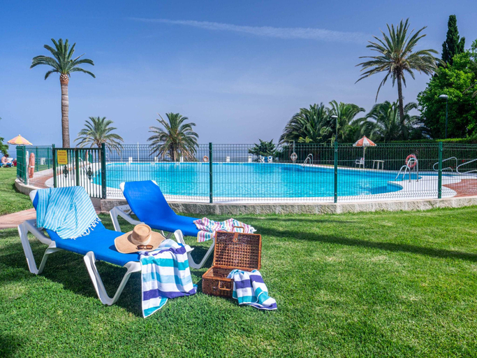 3, Bright Coastal Apartment with Pool, Málaga