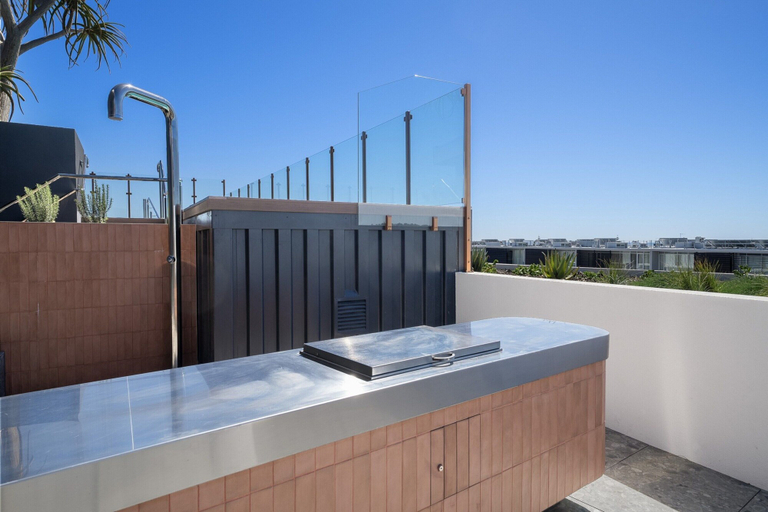 Balcony 2, Bright Studio With Rooftop BBQ in Fremantle, Fremantle