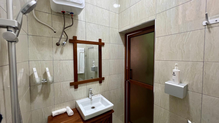Bathroom 3, Skylark Hotel, Karatu
