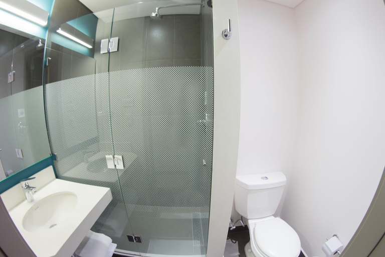 Bathroom 4, ibis budget Medellín Itagüí Metro, Itagüí