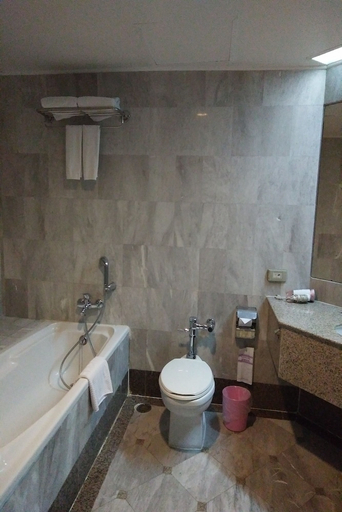 Bathroom 4, Thumrin Thana Hotel, Muang Trang