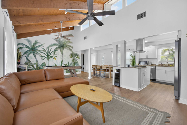 Room 3, Luxury Meets Paradise Family-friendly 4BR w Pool, Palm Beach
