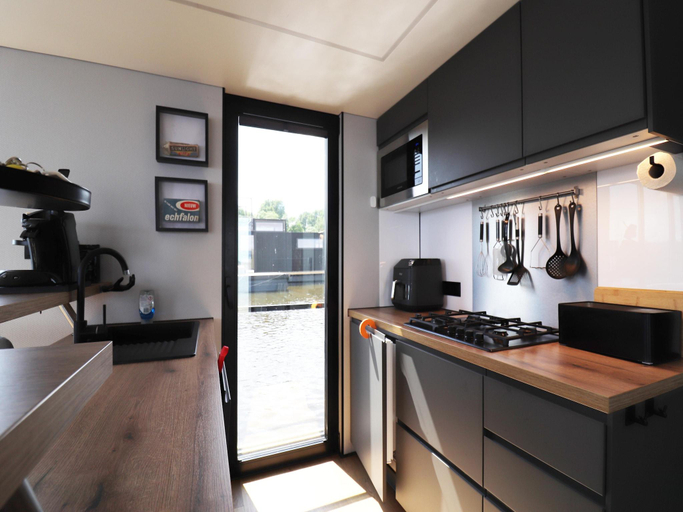 5, Houseboat with sauna fantastic view Offingawier, Sneek