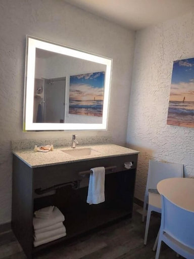 Bathroom 4, Casa Loma Inn, Bay