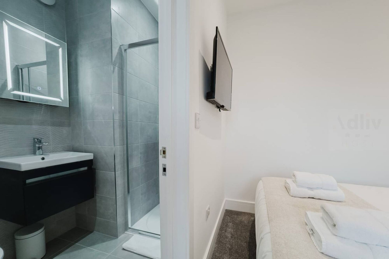 Room 3, Luxury Seaside Home Parking Sleeps 8 by Adliv, Kent