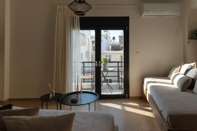 Room 5, Saint Matthew Central Apartment by Senaon, Crete