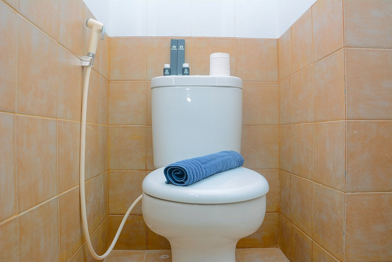 Bathroom 5, Trendy 2BR Green Pramuka Apartment, Jakarta Pusat