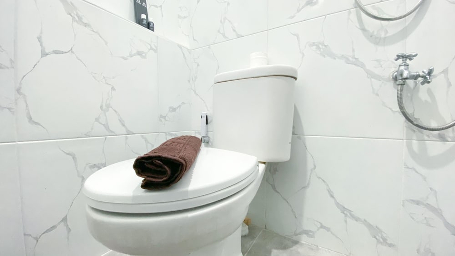 Bathroom 4, Simply 2Br Apartment At Green Bay Pluit, Jakarta Utara