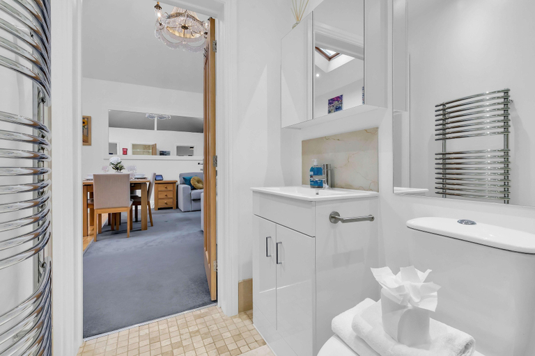 Room 3, Garden Lodge With Parking By My Getaways, Brighton and Hove