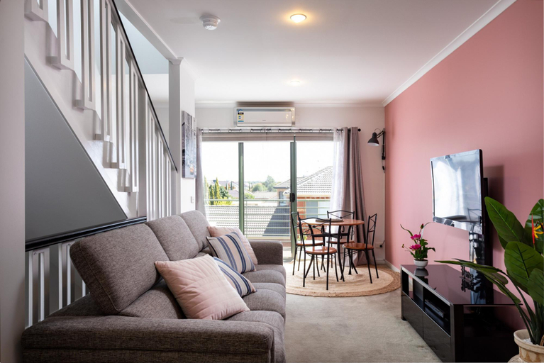 Others 5, Snug 2-bed Townhouse Near Bustling Shops, Melbourne
