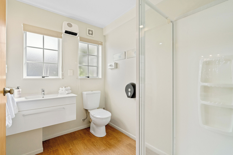 Bathroom 4, Cottage Mews Motel, Taupo