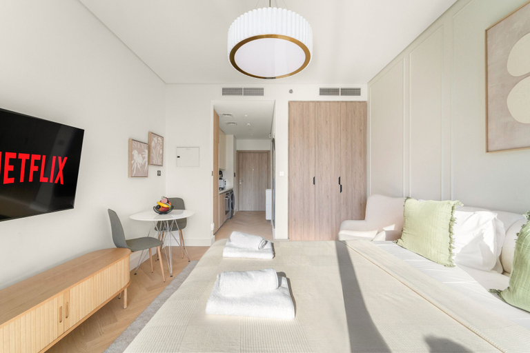 Room 4, Peninsula One - 1312 Studio, Dubai