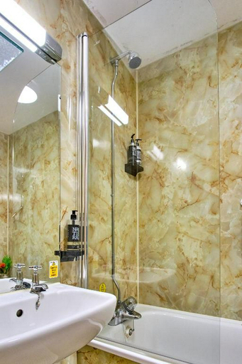 Bathroom 5, Muthu Ben Doran Hotel, Stirling