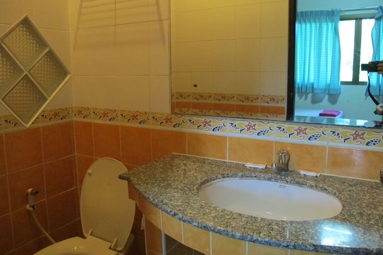 Bathroom 3, Picnic Si Racha, Si Racha