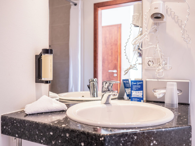 Bathroom 3, Hotel Osterkrug, Nordfriesland