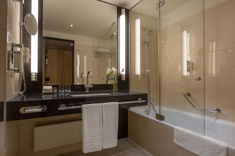 Bathroom 5, Maritim Hotel Düsseldorf, Düsseldorf
