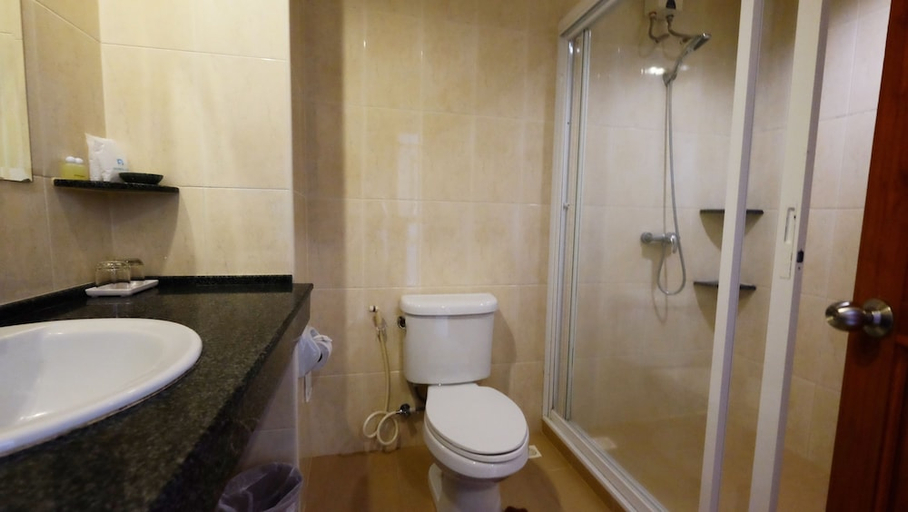 Bathroom 4, Phu View Talay Resort, Pattaya