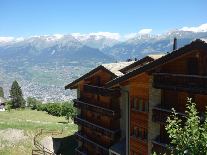 5, Hilltop apartment with views, Sion