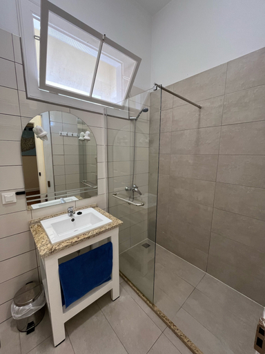 Bathroom 3, Lazareto 148 Hostel, Funchal