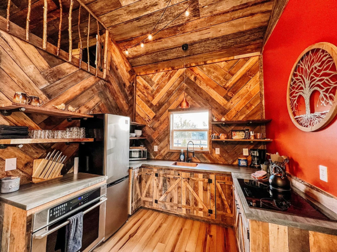 Room 2, Treehouse Hot tub on 60 Acre Farm Near Downtown, Indianapolis