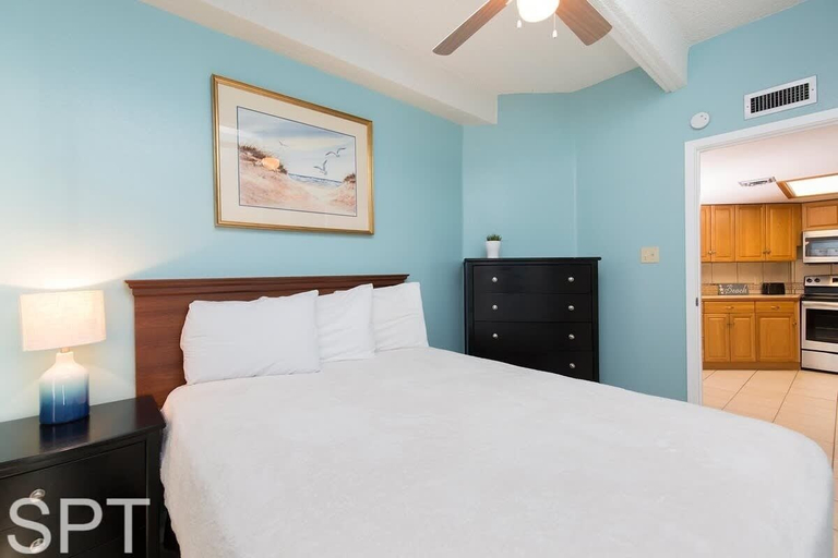 Room 5, Aquarius 408 2 Bedroom Condo by RedAwning, Cameron