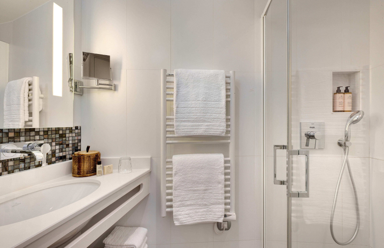 Bathroom 4, Serotel Suites, Paris