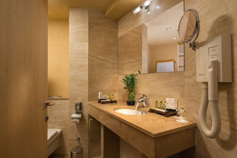 Bathroom 4, Rosslyn Thracia Hotel, Stolichna