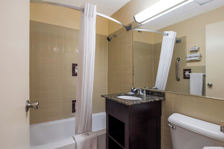Bathroom 4, Knights Inn Philadelphia, Philadelphia