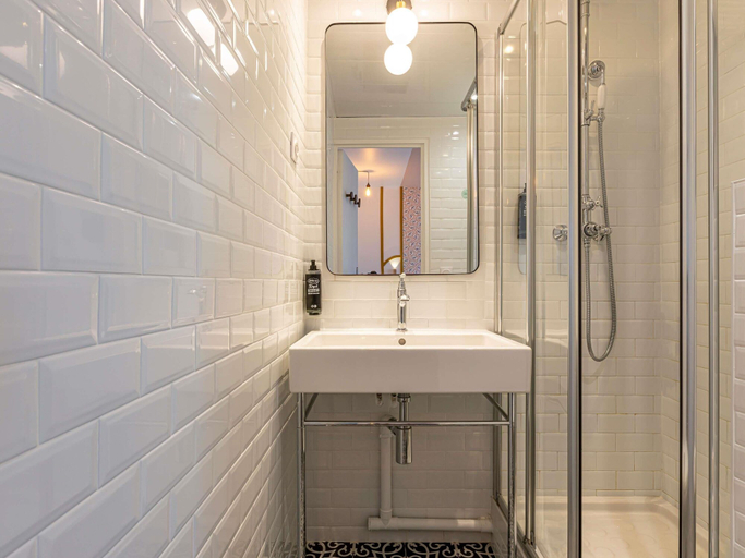 Bathroom 4, ibis Styles Paris Eiffel Cambronne, Paris