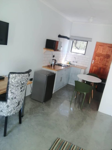 Private kitchen, Moxwini Self Catering Apartments, Ngamiland East