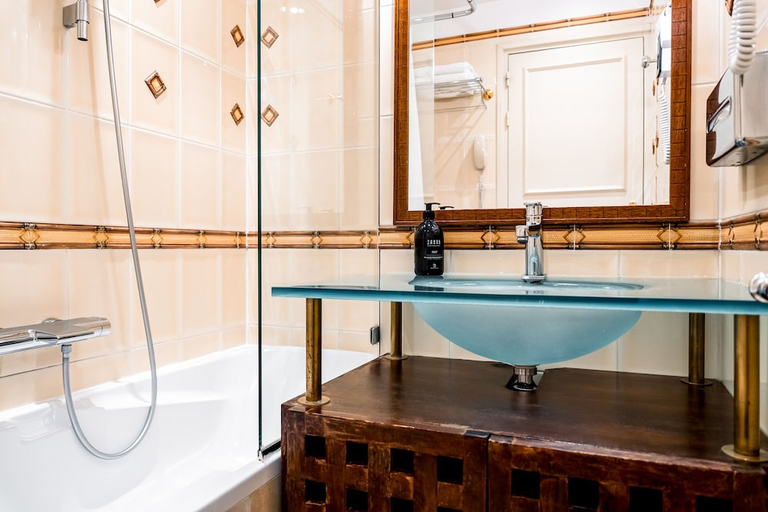 Bathroom 4, Villa Pantheon, Paris