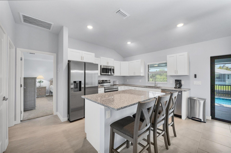 Private kitchen 3, Punta Gorda 4-Bedroom Private Pool Home on Canal 4 Home, Charlotte