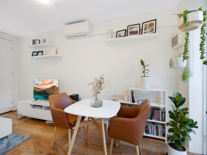 Others 5, Snug St Kilda Apartment with Private Courtyard, Melbourne