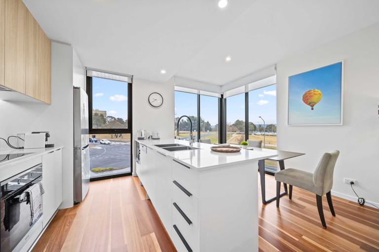 Private kitchen 3, Inner-city 2-bed With Large Balcony, Garden & Gym, Canberra