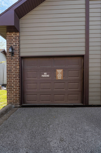 Exterior detail, Birdie Lane Beauty - Golf, Pools, Gym, & More!, Stone