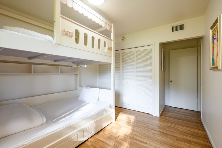Room 4, Perfect Family Home With Fireplace Spacious Yard, Los Angeles
