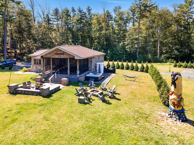 Room 4, 2 Lake Cabins Pool Hottub Game Room 23acs, Sullivan