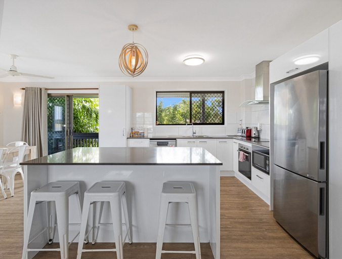 Private kitchen 3, Spacious 3-bed Home With Large Balcony, Hervey Bay - Pt A