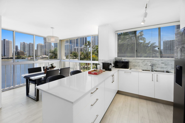 Private kitchen 2, Stylish 2-bed in Surfers Paradise With River Views, Gold Coast