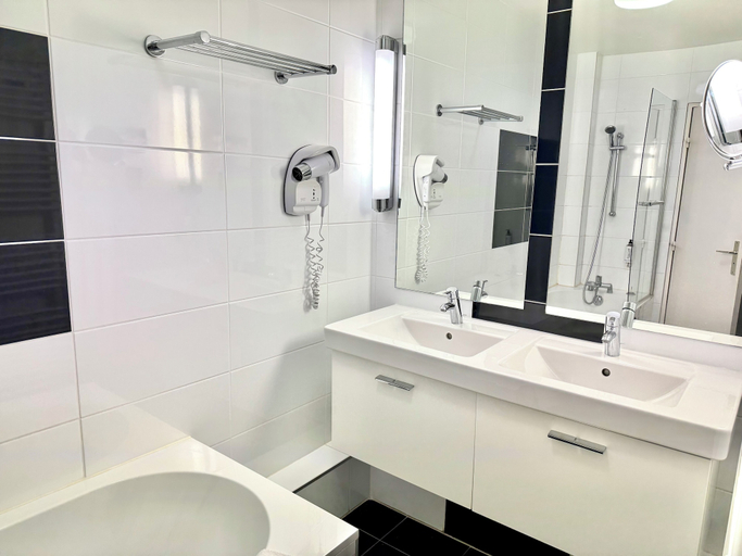 Bathroom 4, L'Univers Arras by Elema Hotels ex Hôtel de l'Univers Arras, Pas-de-Calais