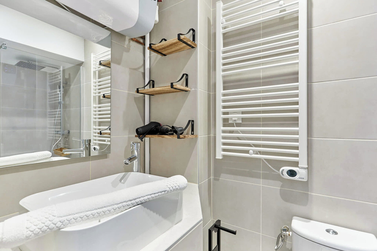 Bathroom 5, Charming 1 Bedroom Flat Heart of Marais, Paris