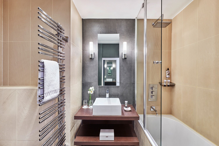 Bathroom 4, Hôtel Barrière Le Gray d'Albion, Alpes-Maritimes