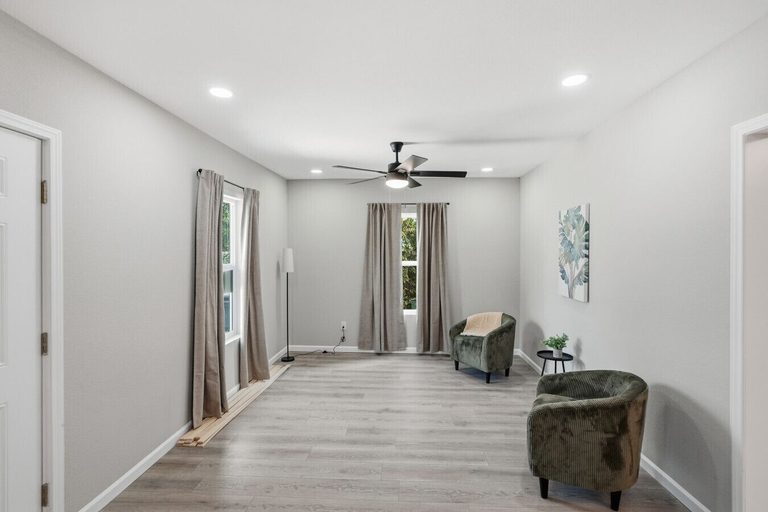 Room 3, Spacious 4BR Haven Perfect for Groups Near DT, Bexar