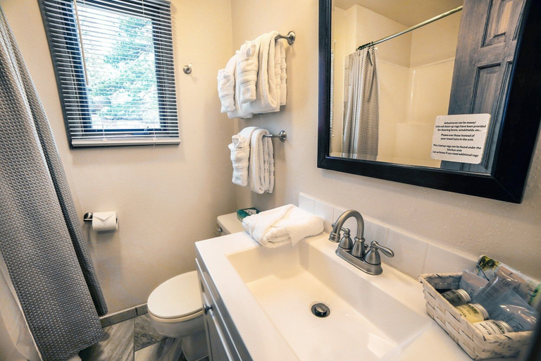 Bathroom, Sunnyside Knoll: 5 1 Bedroom Cabin, Larimer
