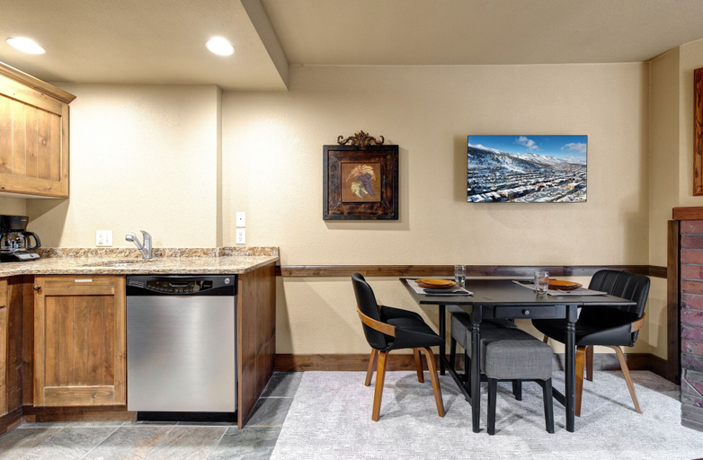 Dining, Copperbottom Inn 202 1 Bedroom Condo, Summit