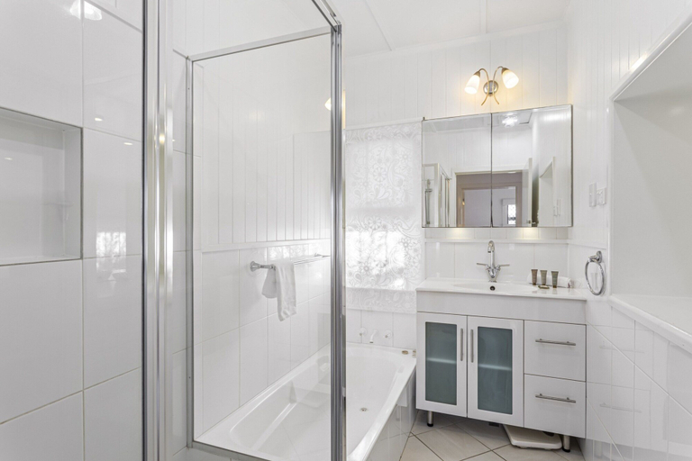 Bathroom, Beachside 3-bed Family Home With Parking & Veranda, Redcliffe-Scarborough
