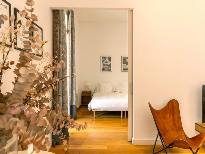Room 5, Designer s Three Bedroom Apartment With Terrace, Barcelona