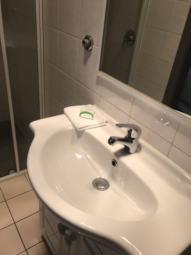 Bathroom 2, Guiding Star Hotel, Melbourne